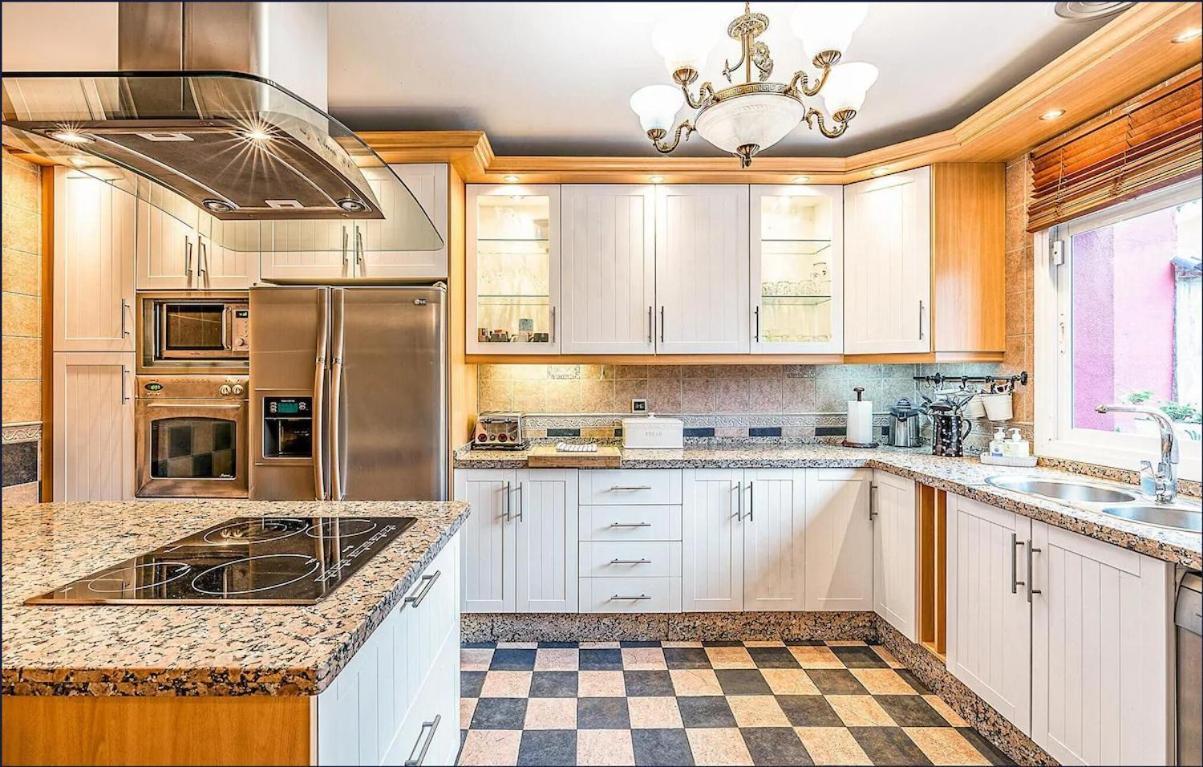 Majestic Villa By The Beach Heated Private Pool & Jacuzzi Беналмадена Екстериор снимка