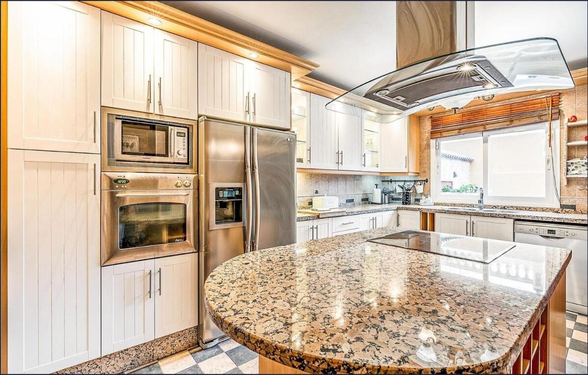 Majestic Villa By The Beach Heated Private Pool & Jacuzzi Беналмадена Екстериор снимка